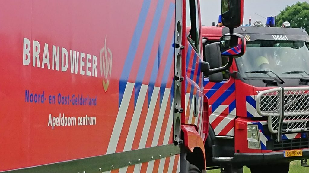 Meerdere schuren verwoest bij brand in woonwijk Apeldoorn