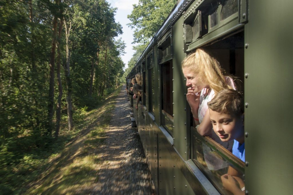 De treinen staan weer onder stoom en de sein en zijn groen