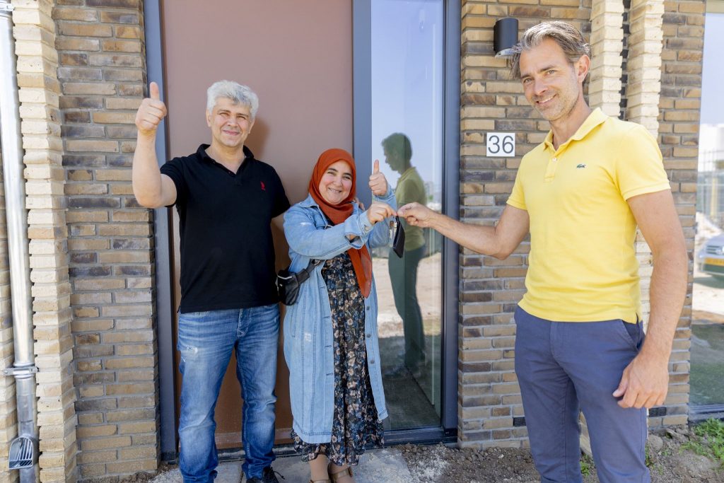 Huurders 19 nieuwbouw huurwoningen De Wingerd ontvangen huissleutel