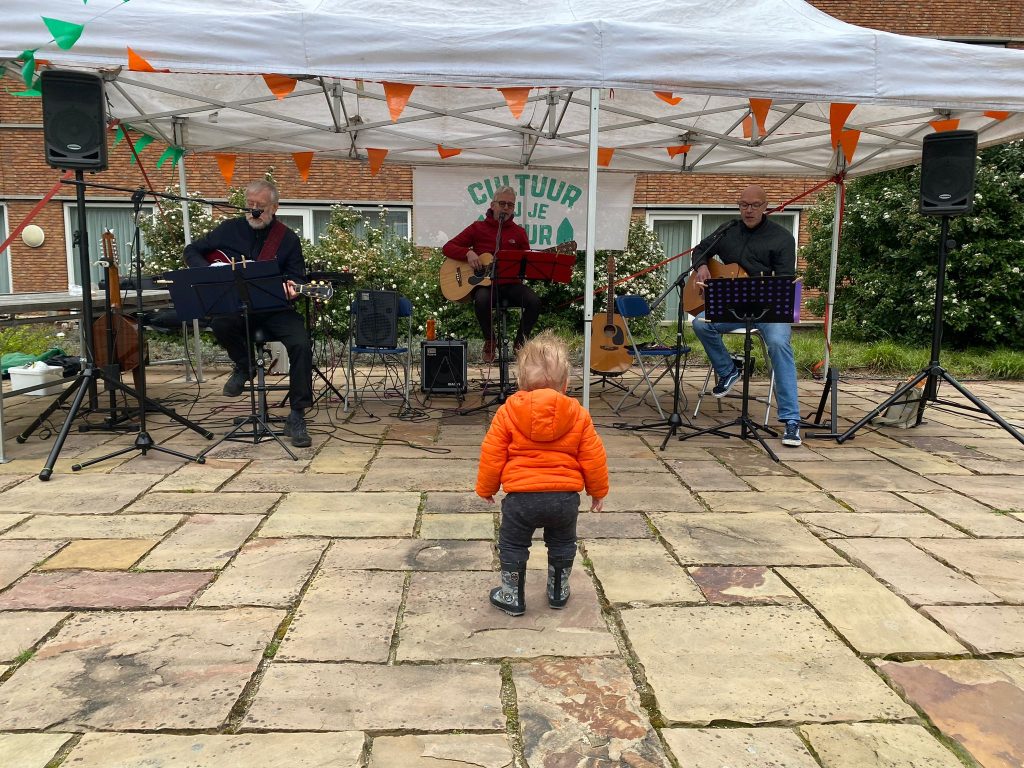 Zijn er in april honderd theaters in Apeldoorn?