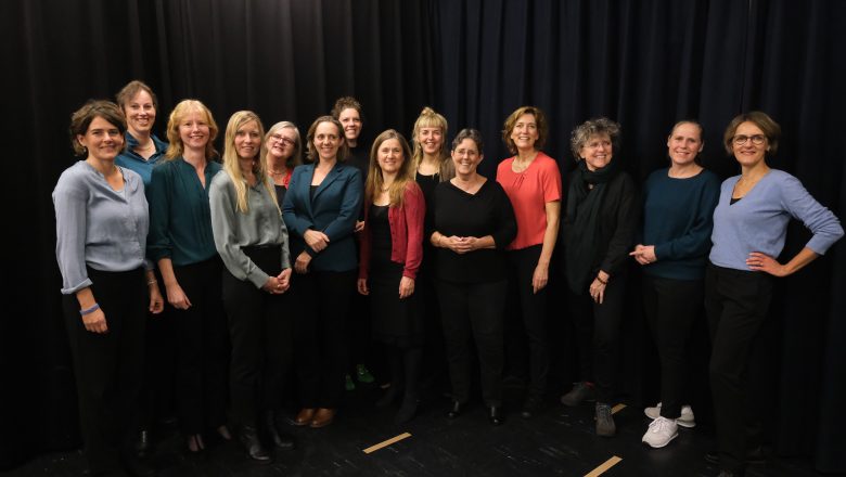 Het Apeldoorns Kamerkoor zingt de zomer tegemoet met liefde, rennende straten en girlpower