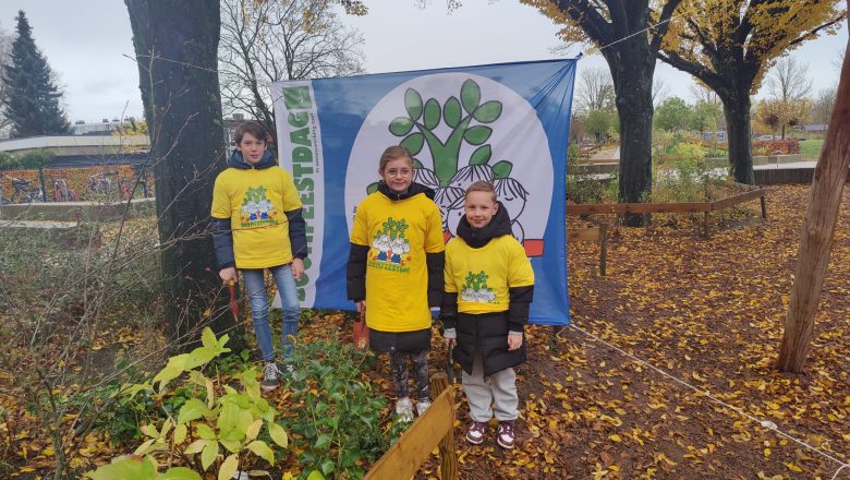 Drie nieuwe bomen geplant op schoolplein PCBO Het Kompas