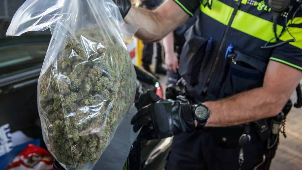 Politie ontdekt hennepkwekerij, wapens en munitie in woning Uddel