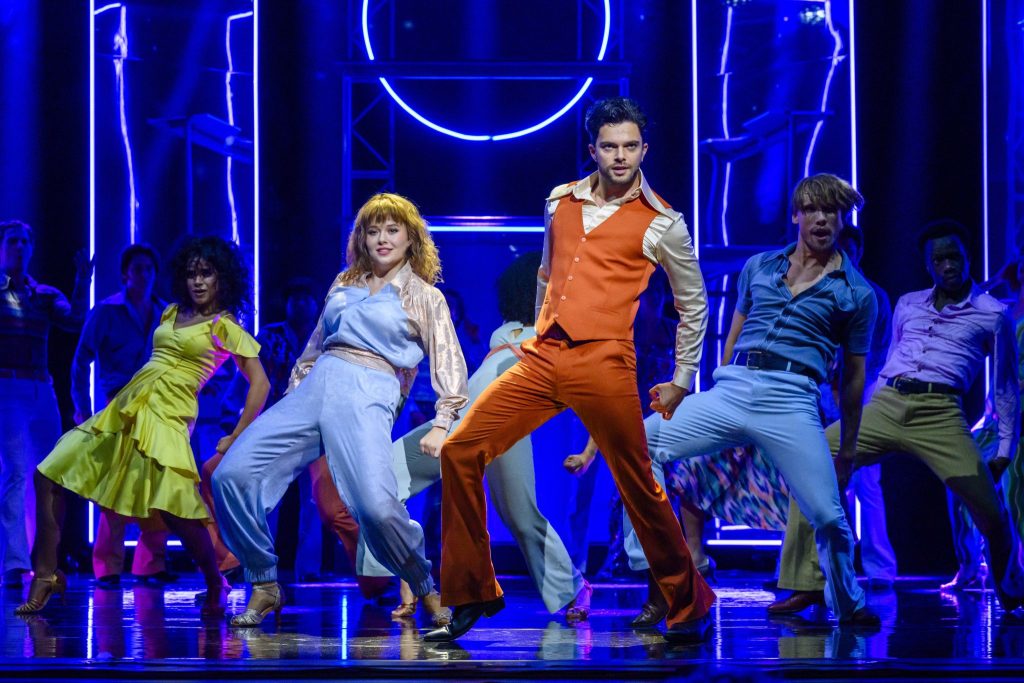 “Saturday Night Fever”: Swingende musical met een aangrijpend verhaal
