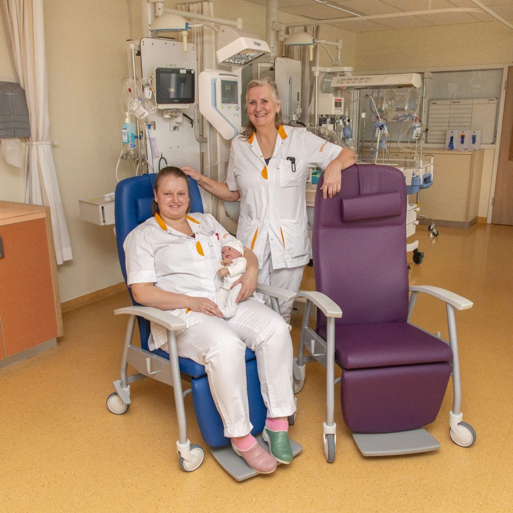 Comfortabele zorg: nieuwe buidelstoelen voor afdeling Neonatologie