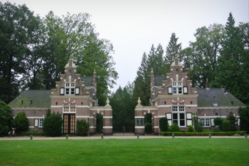 Herdenkingsroute langs oorlogsgraven op 125-jarige begraafplaats Soerenseweg