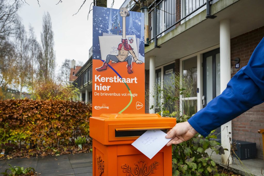PostNL-bezorgers plaatsen sprookjesachtige kerstbrievenbus in voortuin