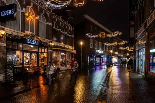 Binnenstad Apeldoorn weer in kerstsfeer: feestelijke verlichting en winterse allure