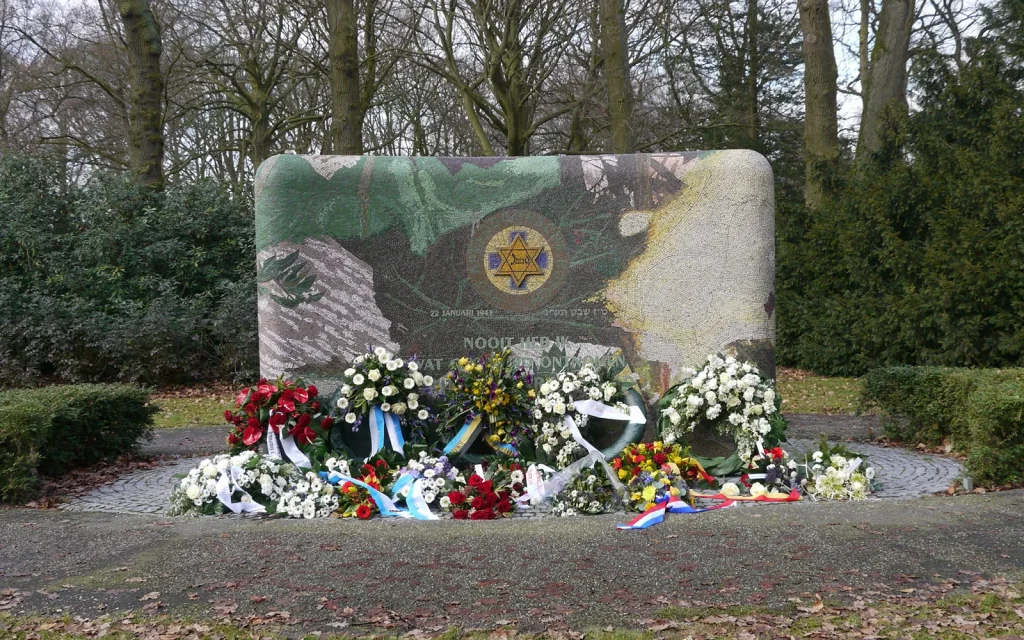 Herdenking ontruiming Apeldoornsche Bosch met nieuwe namenplaquettes