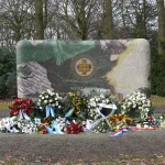Herdenking ontruiming Apeldoornsche Bosch: nieuwe namenplaquettes bij monument in Prinsenpark