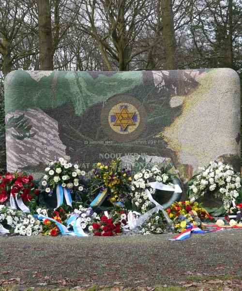 Herdenking ontruiming Apeldoornsche Bosch: nieuwe namenplaquettes bij monument in Prinsenpark