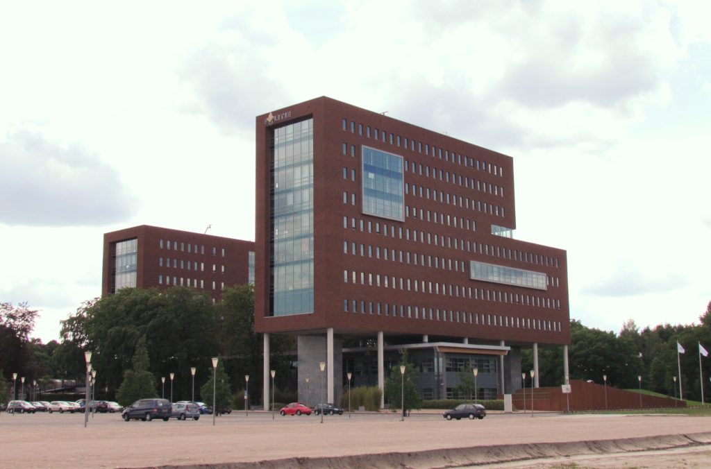 Mannen vast in gevel-lift bij politiebureau Apeldoorn