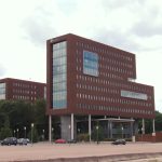 Mannen vast in gevel-lift bij politiebureau Apeldoorn