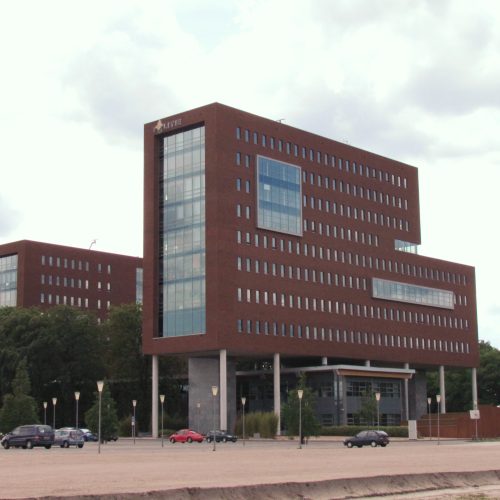 Mannen vast in gevel-lift bij politiebureau Apeldoorn