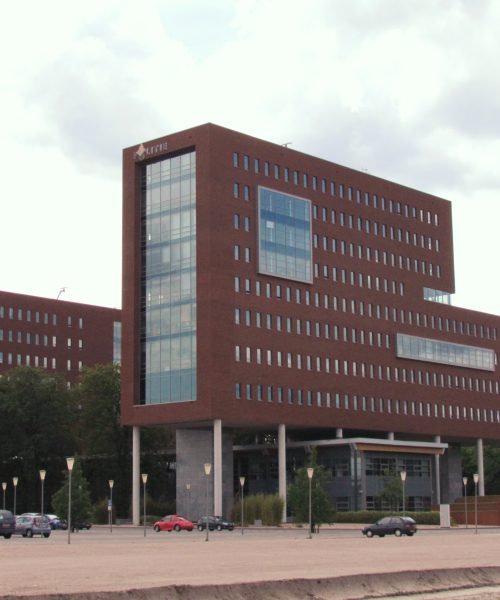 Mannen vast in gevel-lift bij politiebureau Apeldoorn