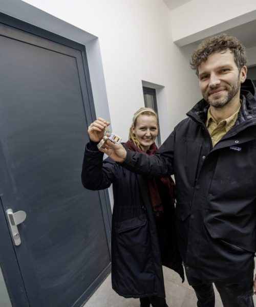 Huurders krijgen sleutel van woningen in voormalige HTS Autotechniek