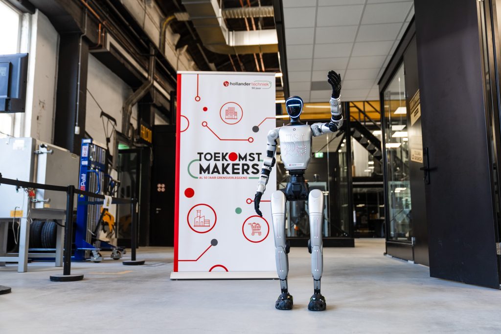 Robot Fifty loopt mee tijdens Midwinter Marathon Apeldoorn