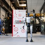 Robot Fifty loopt mee tijdens Midwinter Marathon Apeldoorn