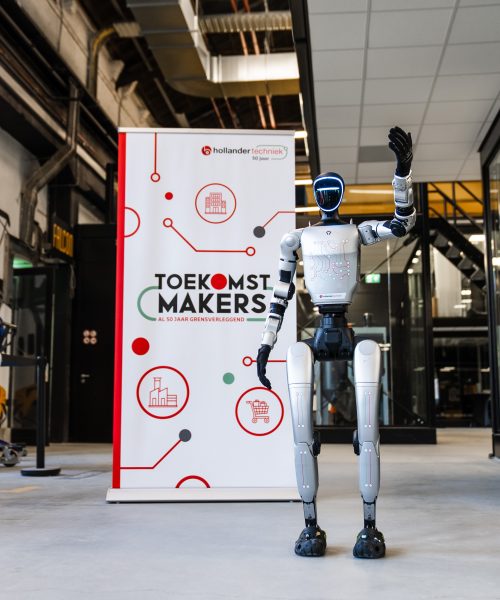Robot Fifty loopt mee tijdens Midwinter Marathon Apeldoorn