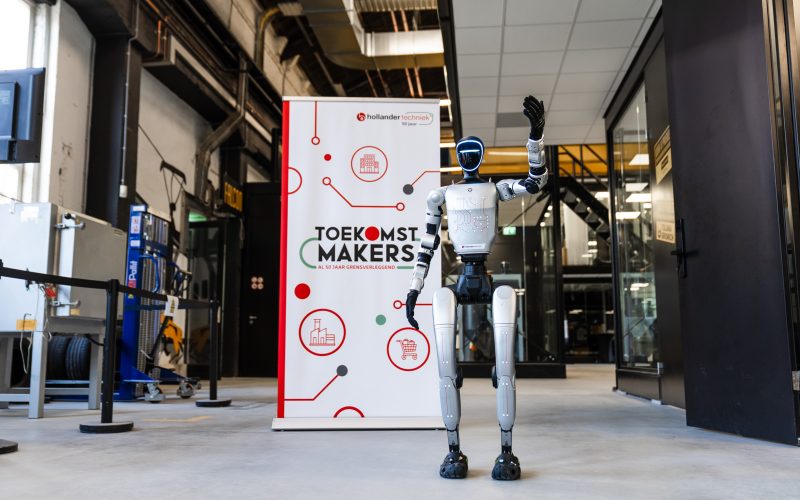Robot Fifty loopt mee tijdens Midwinter Marathon Apeldoorn