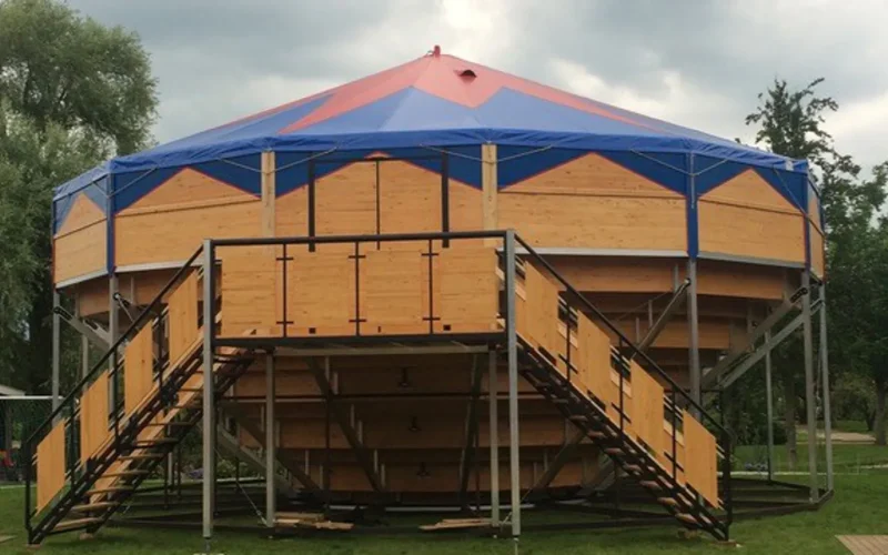 Orpheus brengt theater naar het park met Troep op je Stoep