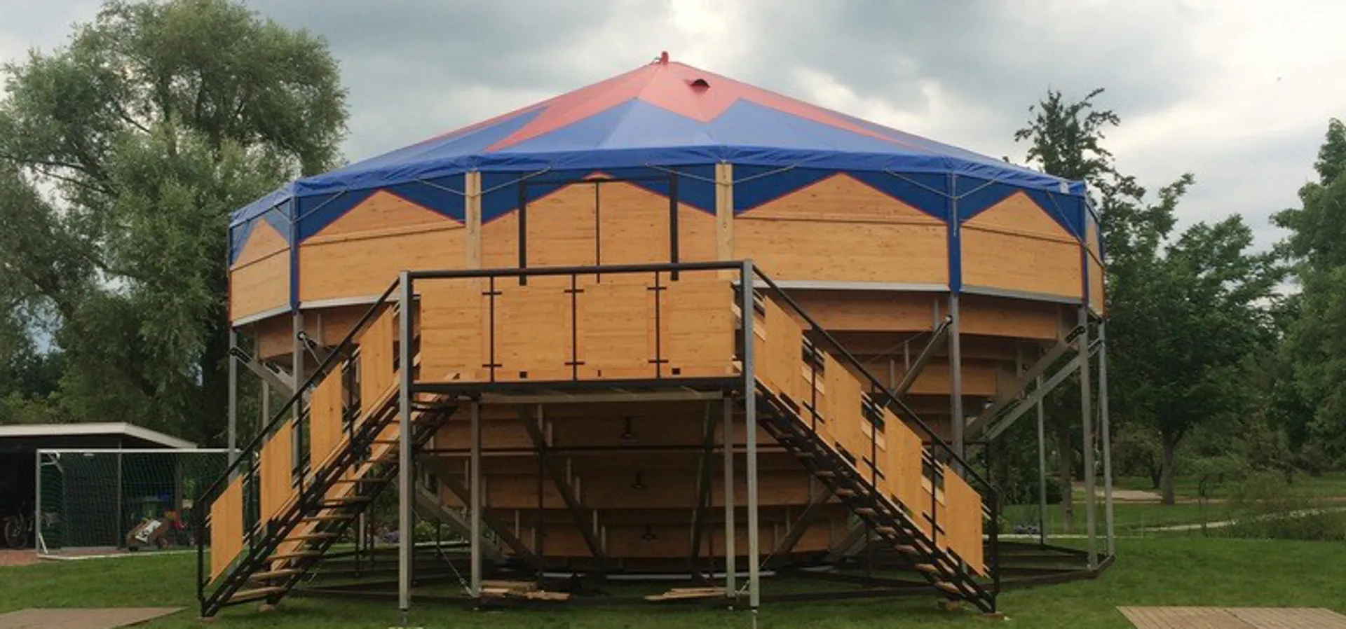 Orpheus brengt theater naar het park met Troep op je Stoep