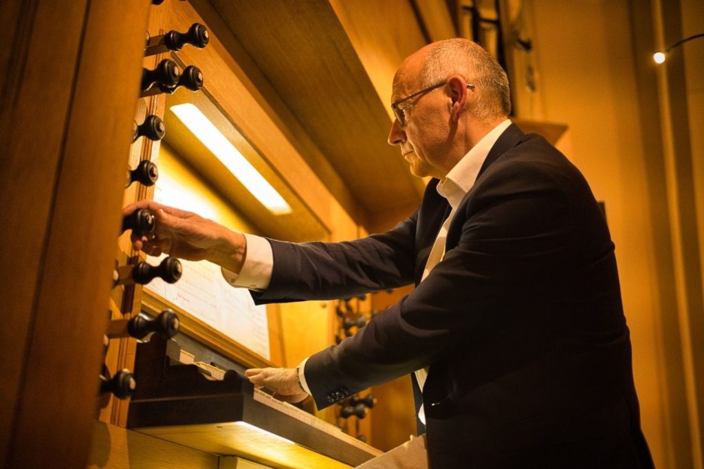 Evert van de Veen speelt koraalbewerkingen van Sander van Marion in Beekbergen