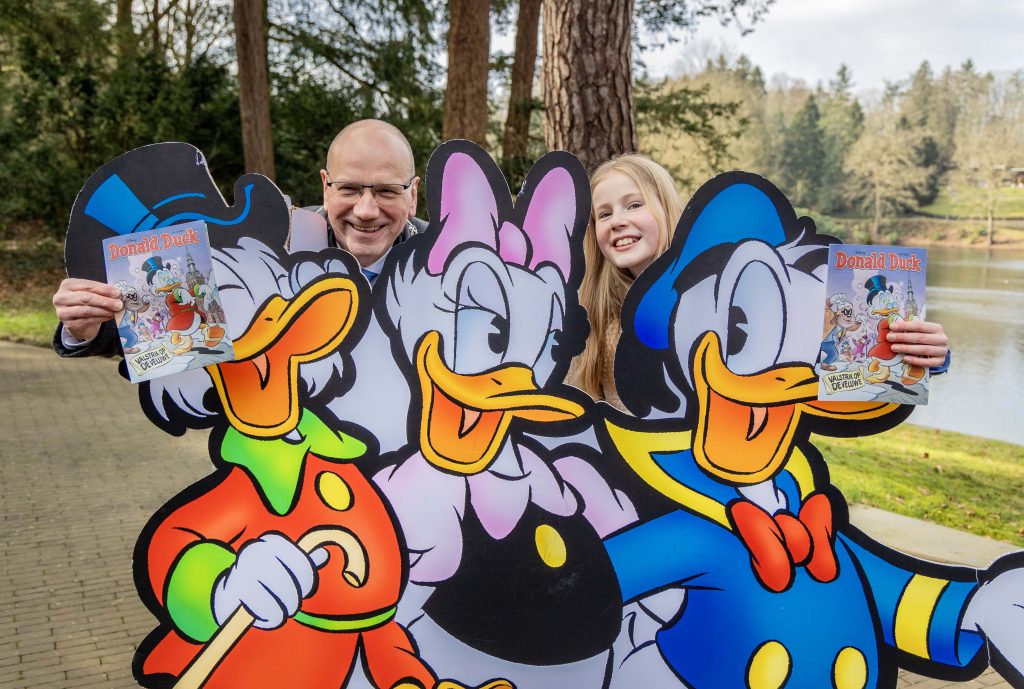 Donald Duck beleeft avontuur in Apeldoorn: eerste exemplaar overhandigd in Berg & Bos