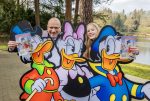Donald Duck beleeft avontuur in Apeldoorn: eerste exemplaar feestelijk overhandigd in Berg & Bos