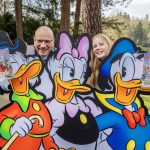 Donald Duck beleeft avontuur in Apeldoorn: eerste exemplaar feestelijk overhandigd in Berg & Bos