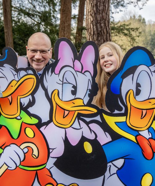 Donald Duck beleeft avontuur in Apeldoorn: eerste exemplaar feestelijk overhandigd in Berg & Bos