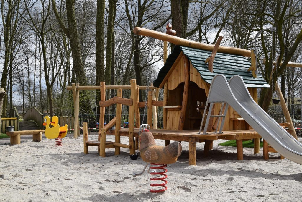 Gemeente Apeldoorn vervangt en knapt speeltoestellen op