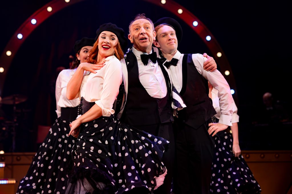 Jon van Eerd brengt revue ‘Ons Pap Wil Bij de Revue’ naar Orpheus