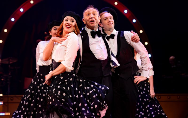 Jon van Eerd brengt revue ‘Ons Pap Wil Bij de Revue’ naar Orpheus