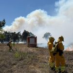 Grote natuurbrand op defensieterrein bij ’t Harde: rook tot ver in het land zichtbaar