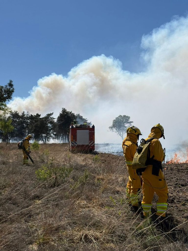 Grote natuurbrand ’t Harde: rook tot in Amsterdam, A28 dicht
