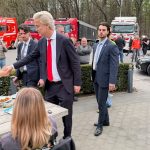 Geert Wilders spreekt vrachtwagenchauffeurs in Beekbergen over brandstofprijzen