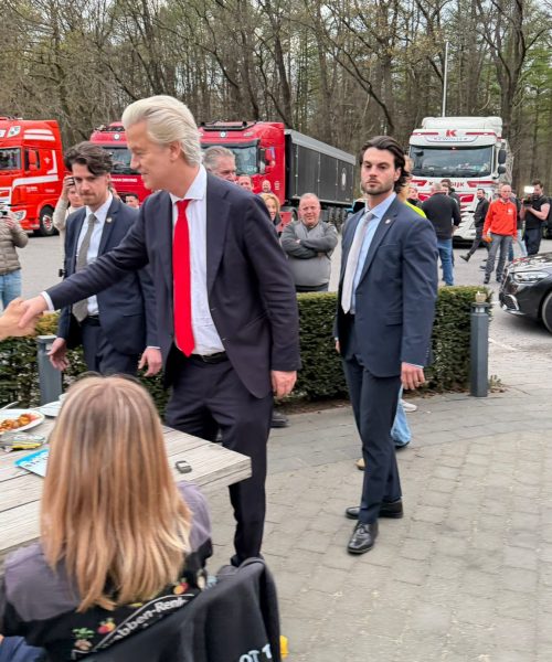 Geert Wilders spreekt vrachtwagenchauffeurs in Beekbergen over brandstofprijzen