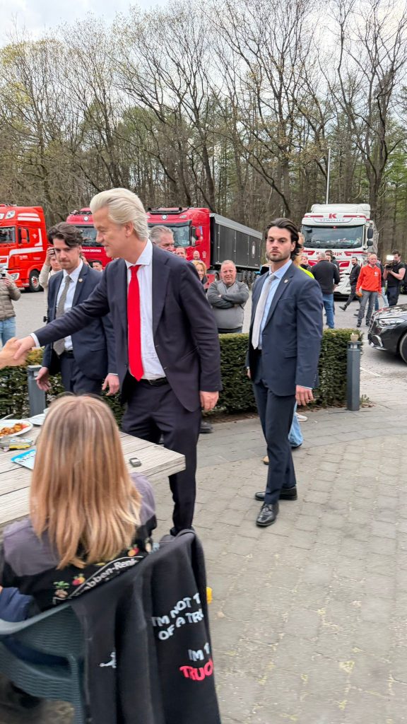 Geert Wilders in Beekbergen: gesprek met chauffeurs over brandstofprijzen