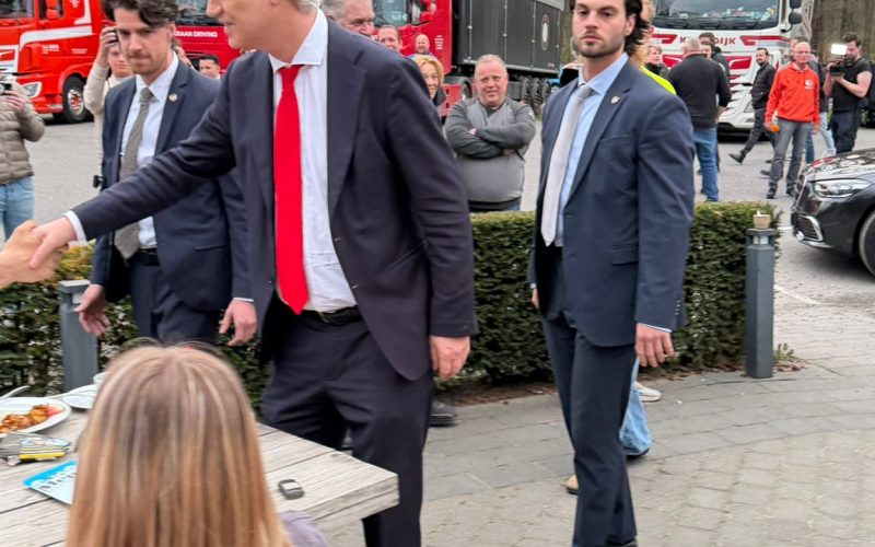 Geert Wilders spreekt vrachtwagenchauffeurs in Beekbergen over brandstofprijzen