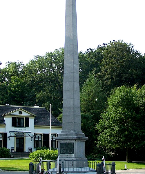 Kunstenaar Rob van Eek vertelt over beeldhouwer Pieter Puijpe in Apeldoorn