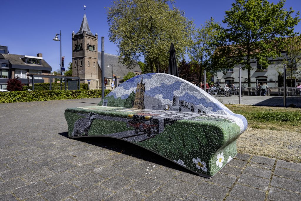 Mozaïekbanken onthuld in Beekbergen, Loenen en Wenum-Wiesel