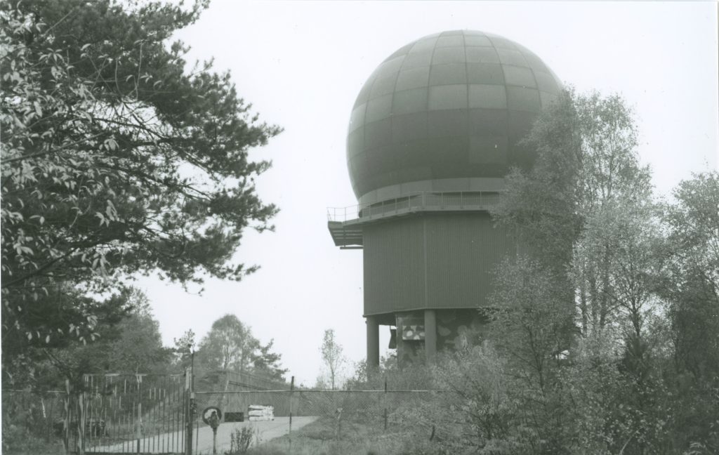 Radarstation: de beschermingsbol van de Thomson Ares Medium Power Radar van het AOCS Nieuw-Milligen, 1972-1980 Radarstation | Collectie: Nederlands Instituut voor Militaire Historie 