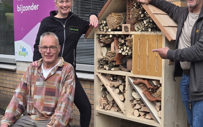 Insectenhotel verbindt biodiversiteit en inclusie bij de Klup in Apeldoorn