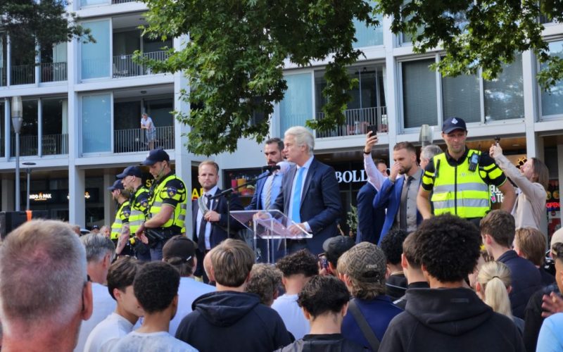Honderden demonstranten op Stationsplein Apeldoorn, Geert Wilders spreekt over asielopvang
