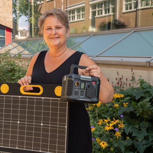 Apeldoornse wint duurzame solar-powerbank van Apeldoorn Energie