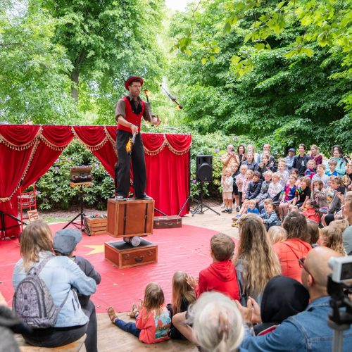 Straattheater neemt binnenstad Apeldoorn over tijdens DE OPENING