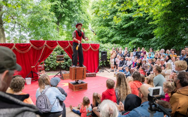 Straattheater neemt binnenstad Apeldoorn over tijdens DE OPENING