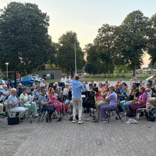 Harmonieorkest Prinses Juliana geeft concert voor bewoners AZC Apeldoorn