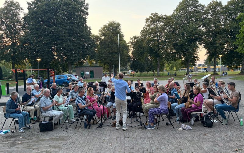 Harmonieorkest Prinses Juliana geeft concert voor bewoners AZC Apeldoorn